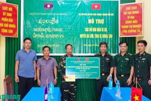 Hỗ trợ 50 triệu đồng cho người dân bản Ta Lui, Lào bị ảnh hưởng bởi hỏa hoạn