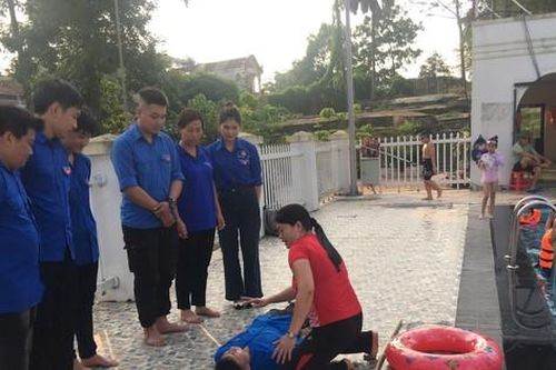 Cán bộ Đoàn dạy bơi, dạy hát cho trẻ dịp hè