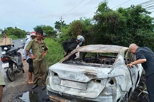 Ô tô cháy trơ khung trên quốc lộ Nam Sông Hậu