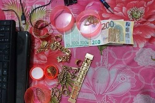 Giấu vàng 6 lượng vàng rồi diễn kịch bị cướp trước mặt vợ