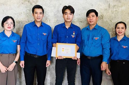 Trao Huy hiệu Tuổi trẻ dũng cảm cho đoàn viên cứu người đuối nước