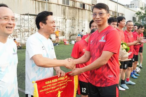 Sôi động Giải giao hữu bóng đá chào mừng thành công Đại hội Đảng bộ BMQL&ĐH Petrovietnam lần thứ IV