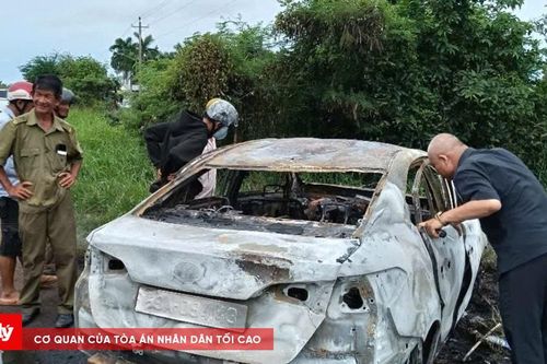 Ô tô đang chạy trên đường thì bất ngờ bốc cháy