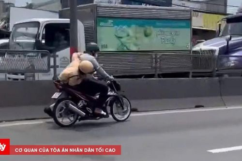 Làm rõ clip CSGT chới với bám yên xe máy trên đường