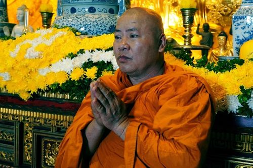 Vị tu sĩ từ Nam ra Bắc chiêm bái xá lợi Đức Phật tại 3 ngôi chùa lớn