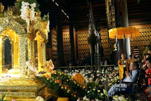 Chiêm bái xá lợi Đức Phật ở chùa Bái Đính trước khi tôn trí tại chùa Phúc Sơn