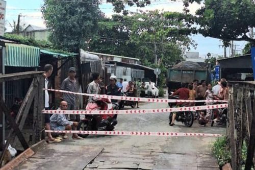 Dân hô hoán ngăn cản, tài xế vẫn cố lái xe ben qua làm lún cầu ở Cần Thơ