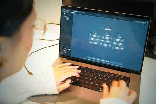 'Mẹ tôi giáo viên tiểu học 30 năm còn biết ứng dụng ChatGPT'