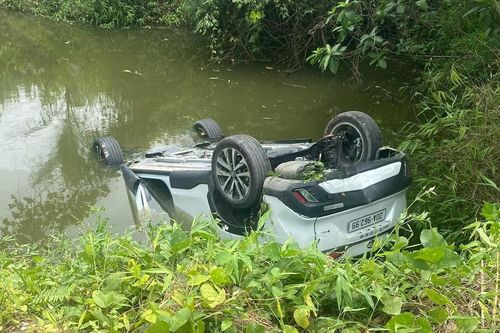 Người phụ nữ tử vong trong ô tô lật ngửa dưới ao ở Thái Nguyên