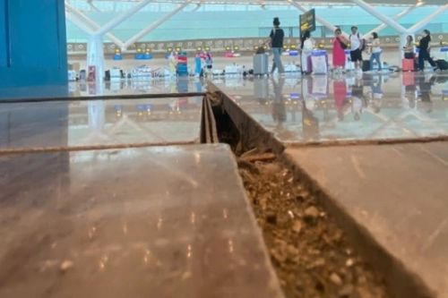 Nhà ga T3 sân bay Tân Sơn Nhất hết mái dột lại tới sàn lộ khe hở 'bẫy' hành khách