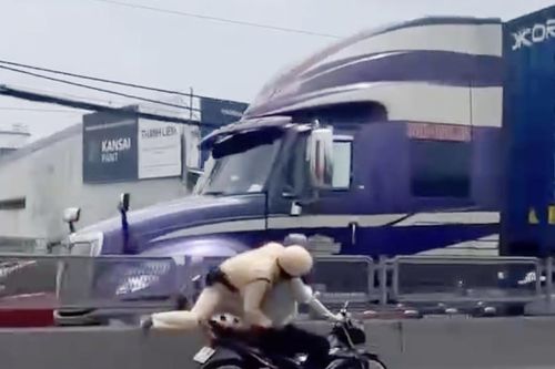 Xác minh clip CSGT chới với bám vào yên xe máy người vi phạm trên phố