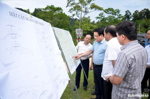 Phó Chủ tịch UBND tỉnh Phùng Thành Vinh kiểm tra dự án tại huyện Con Cuông