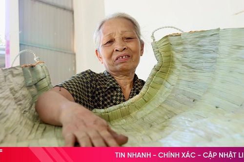 Người phụ nữ hơn 50 năm giữ nghề chằm áo tơi