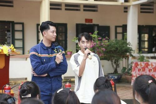 Người đi về phía lửa