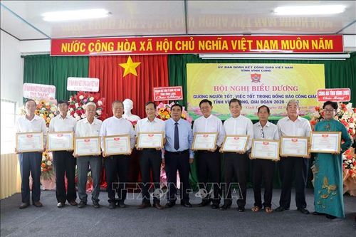 Biểu dương điển hình người tốt, việc tốt trong đồng bào Công giáo