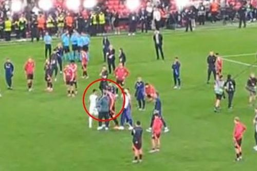 Cầu thủ Tottenham và MU xô xát sau trận chung kết Europa League