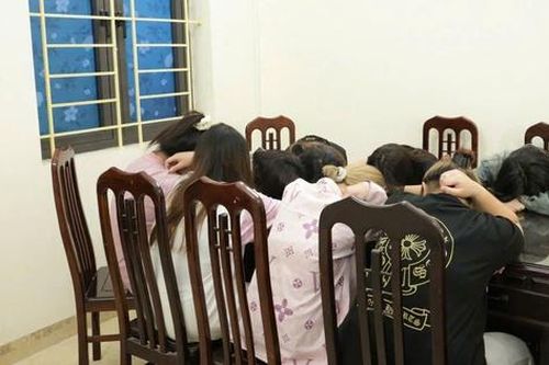 Bắt 2 đối tượng chuyên chăn dắt các nữ tiếp viên quán karaoke độ tuổi từ 14 đến 19