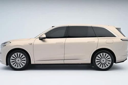 SUV dài hơn 5,1 mét, công suất 598 mã lực, giá hơn 1,4 tỷ đồng