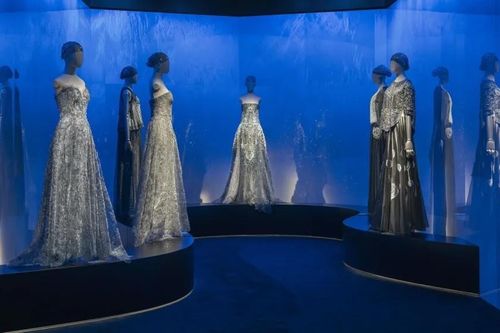 Bước vào thế giới Haute Couture của Giorgio Armani qua triển lãm kỷ niệm 20 năm