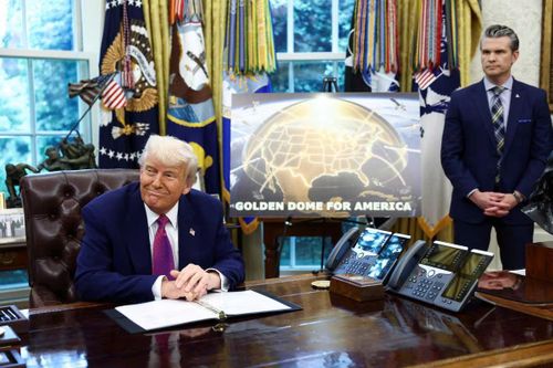 Tổng thống Donald Trump và 'Vòm Vàng' bao phủ nước Mỹ