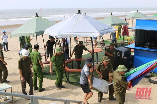 Hoằng Hóa: Tháo dỡ lều, quán lấn chiếm bãi biển Hải Tiến