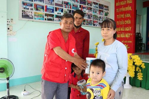 Những tấm gương hết lòng vì người nghèo