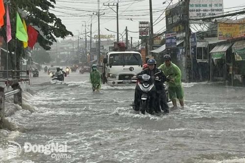 Mưa lớn gây ngập sâu, lưu thông khó khăn tại nhiều khu vực ở huyện Nhơn Trạch