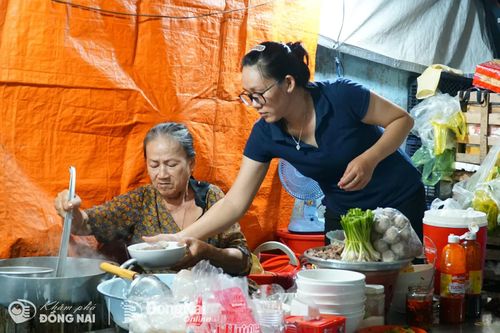 Khám phá quán ăn hơn 30 năm mỗi ngày bán một món trong khu chợ cũ ở Biên Hòa