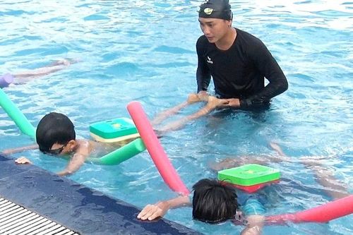 Thiết thực những lớp dạy bơi miễn phí