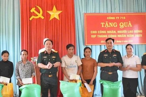 Công ty 715 tặng 410 suất quà cho công nhân, người lao động có hoàn cảnh khó khăn
