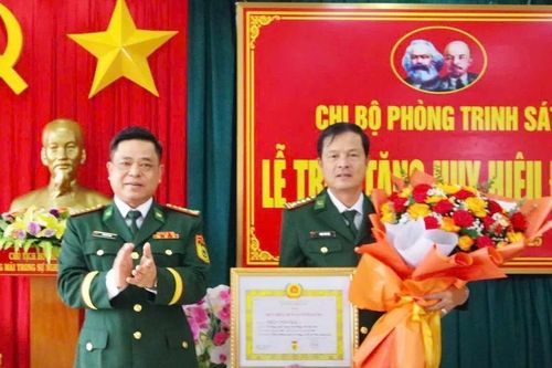 Trao Huy hiệu 30 năm tuổi Đảng cho Chỉ huy trưởng và Phó Chỉ huy trưởng Bộ Chỉ huy Bộ đội Biên phòng tỉnh