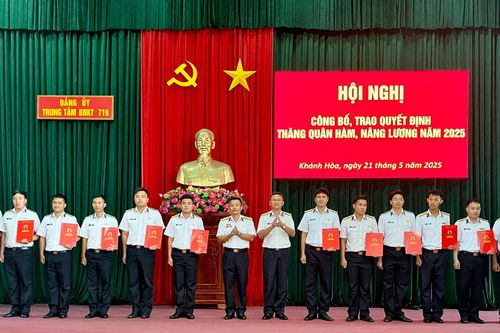 Trung đoàn 451 và Trung tâm Bảo đảm Kỹ thuật 719 trao quyết định thăng quân hàm, nâng lương sĩ quan năm 2025