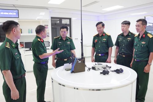 Học viện Biên phòng trao đổi kinh nghiệm về chuyển đổi số tại Trường Sĩ quan Thông tin