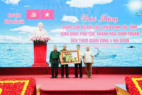 Vùng 4 Hải quân đón đoàn Ban liên lạc truyền thống cựu chiến binh các tỉnh đến thăm, làm việc
