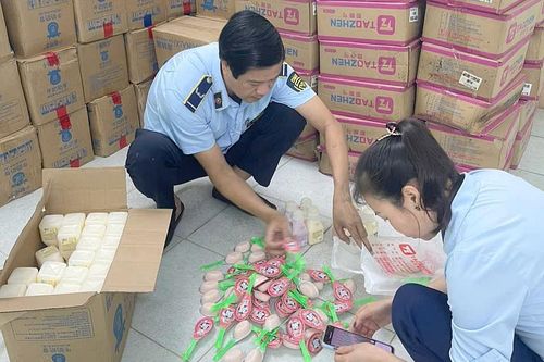 Thu giữ lô hàng thực phẩm không rõ nguồn gốc