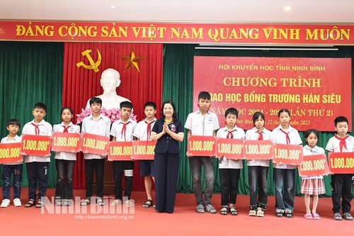 Trao học bổng Trương Hán Siêu lần thứ 2, năm học 2024-2025