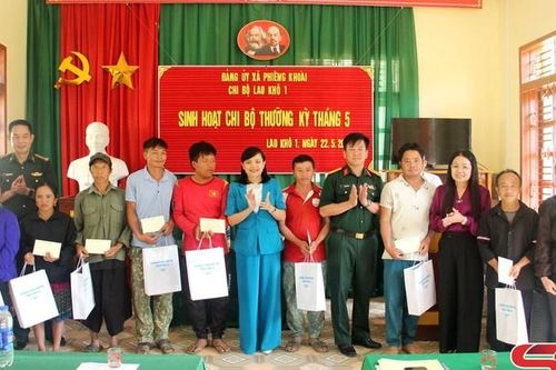 Đồng chí Chủ nhiệm Ủy ban Kiểm tra Tỉnh ủy dự sinh hoạt với chi bộ cơ sở