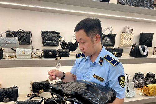 Tịch thu gần 2.000 sản phẩm thời trang giả mạo các nhãn hiệu nổi tiếng tại tuyến phố du lịch lớn nhất Đà Nẵng