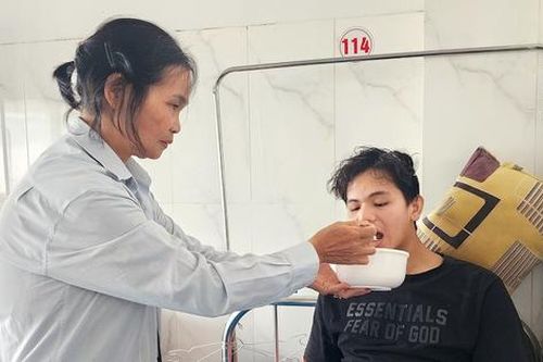 Nam sinh mồ côi bị tai nạn, sống qua ngày nhờ cơm từ thiện