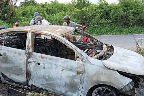 Ô tô cháy rụi trên quốc lộ Nam Sông Hậu qua Sóc Trăng