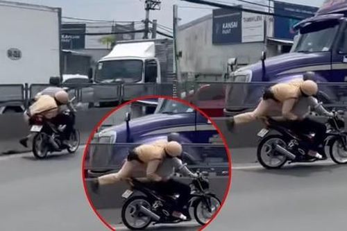 Xuất hiện clip CSGT chới với bám yên xe, khống chế người vi phạm