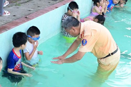 Công an Hải Phòng dạy bơi miễn phí cho trẻ em