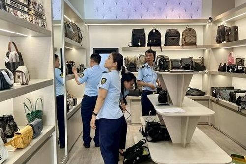 Công khai bán hàng thời trang giả thương hiệu lớn