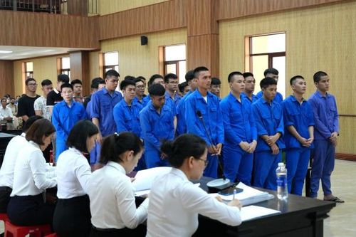 Tụ tập dùng hung khí đánh nhau, phá hủy tài sản, 35 thanh thiếu niên lãnh án