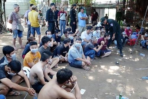 Khởi tố 63 đối tượng liên quan đến một sới bạc tại Chợ Mới