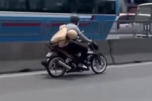 Đang làm rõ clip người vi phạm tháo chạy để CSGT đu bám trên xe