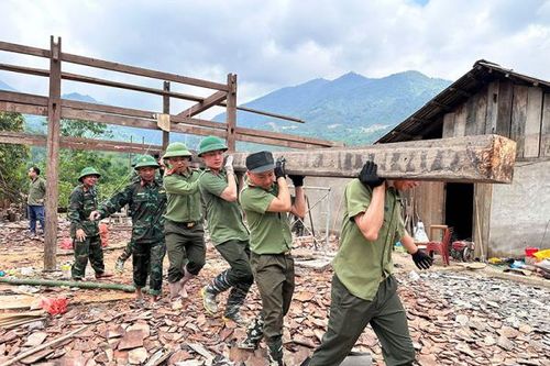 Công an tỉnh Bắc Kạn hỗ trợ nhân dân khắc phục hậu quả mưa lũ