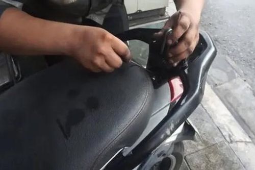Cảnh báo thủ đoạn 'móc cốp xe' trộm tài sản