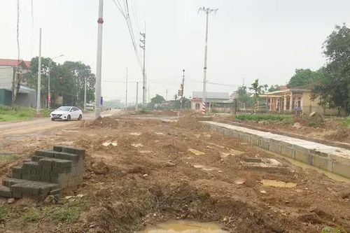 Dân khổ vì đường chậm hoàn thành ở TX Sơn Tây