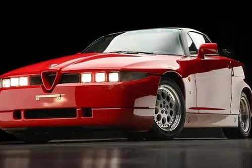 Xe cổ Alfa Romeo SZ có giá cao hơn xe mới